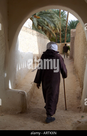 L'homme Local promenades à travers les ruelles de la vieille ville de Ghadamès Libye Banque D'Images