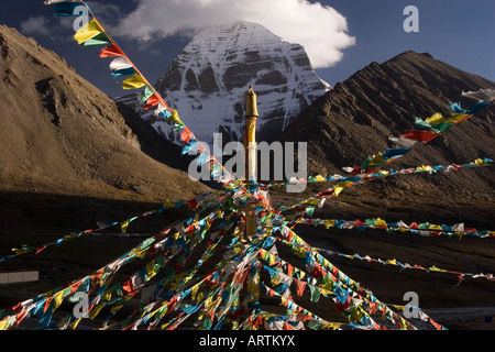 Les drapeaux de prières devant la face Nord du Mt. Kailash, à l'ouest du Tibet. Banque D'Images