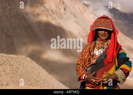 Femme sur le pèlerin Tibetian Mout Kailash Kora, Tibet Banque D'Images