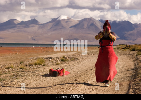 Les pèlerins se prosternait autour du lac sacré, Basic l'ouest du Tibet. Banque D'Images