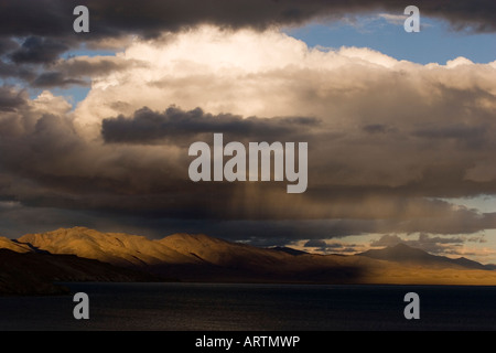 La fin de l'après-midi les nuages de tempête sur le lac de l'ouest du Tibet, Basic. Banque D'Images