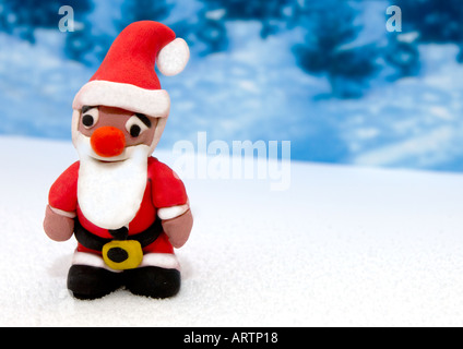 Modèles de la pâte à modeler, Père Noël ou le père Noël dans une scène d'hiver Banque D'Images