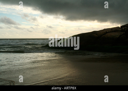 Le calme avant la tempête - seascape avec nuages ciel éclairé de façon spectaculaire au coucher du soleil Banque D'Images