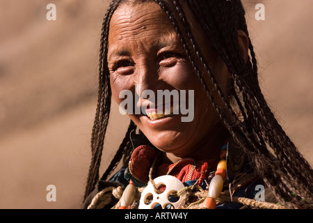 Smiling woman Tibetian pèlerinage sur le Mout Kailash Kora, Tibet Banque D'Images