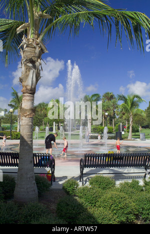 Enfants jouant dans l'eau à une fontaine de Florida Park fun loisirs fontaines humides Banque D'Images