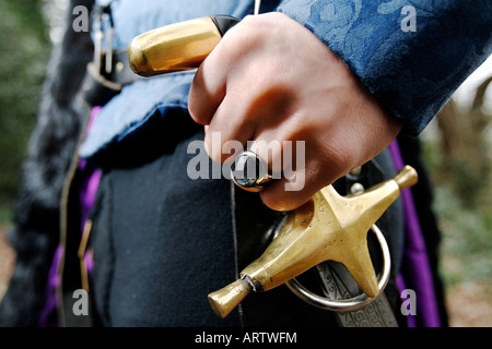 L'épée garde de Richard Duc de Gloucester (Richard III) dans le cadre d'une reconstitution médiévale. Banque D'Images