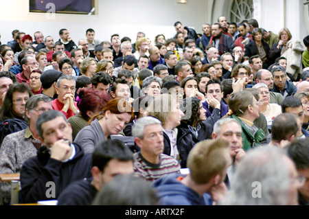 PARIS FRANCE.Militants de l'ONG Association lutte contre le sida 'Act Up Paris' 'public meeting' des lesbiennes gays.Contre l'homophobie, scène de foule d'en haut Banque D'Images