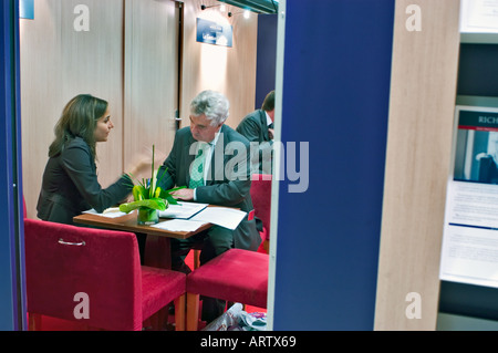 Business Meeting, femme avec homme d'affaires plus âgé regardant Dow'n't Show conseiller financier, KBL Europe Banque D'Images