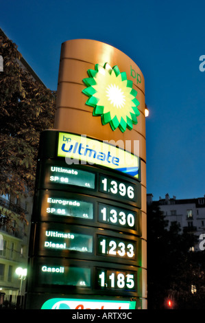 Paris, France, « BP Gas Station » illuminé la nuit détail Publicité Price Sign « Oil Prices » Metric Diesel Fuel Unleaded, station service france Banque D'Images