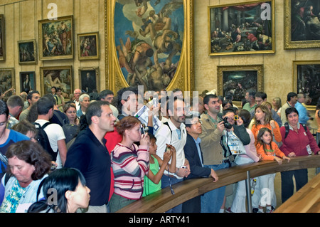 Paris France, la foule de touristes regardant photographier la peinture d'art « Mona Lisa » de Léonard de Vinci à l'intérieur du musée du Louvre, musée d'art avec des enfants, des enfants Banque D'Images