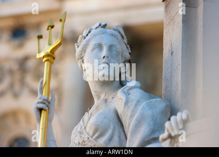 Détail de la statue de la reine Anne à l'extérieur de l'avant de la Cathédrale St Paul à Londres. Banque D'Images