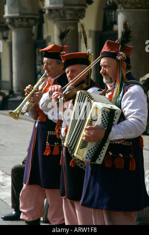 Les artistes de rue vêtus d'une tenue folklorique traditionnelle Krakowiak Cracovienne jouent des ensembles folkloriques polonais traditionnels connus sous le nom de kapela à cracovie en Pologne Banque D'Images
