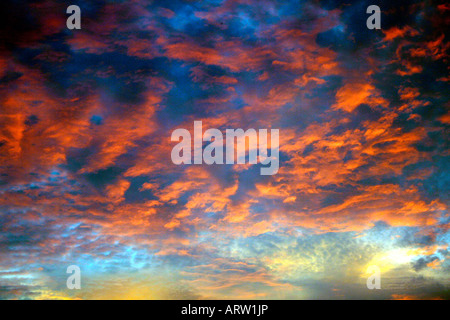 Skyscape par nature - fin de soirée magnifique couleur ciel avec nuages de différentes couleurs, teintes, nuances et teintes Banque D'Images