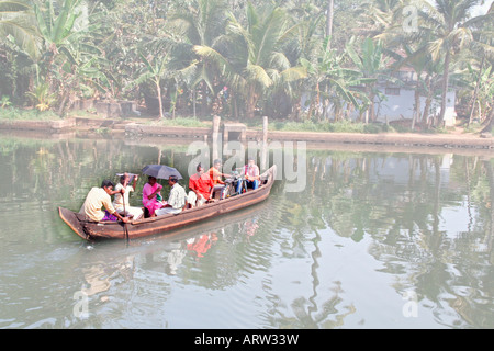 Taxi de l'eau dans le Kerala, un petit bateau transportant de la population locale dans le district de Alappuzha, moyens de transport traditionnels dans l'eau dormante Banque D'Images