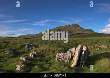 Photo de paysage calcaire exposés sur Yorkshire Dales moor avec stylo y gand en le fond en été Banque D'Images