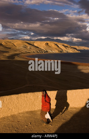 Pilgrim au coucher du soleil, le lac de l'ouest du Tibet, Basic. Banque D'Images