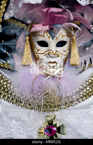 Le portrait d'une femme masquée habillés en costume de carnaval Place San Marco Venise Italie Banque D'Images