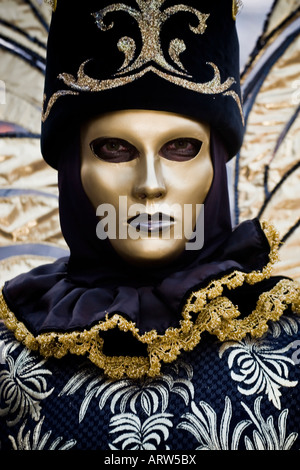 Portrait d'une personne habillé en costume de carnaval et masque d'or Carnaval de Venise Vénétie Italie Banque D'Images
