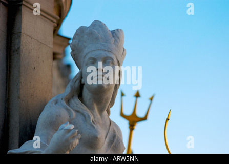 Détail de la statue de la reine Anne à l'extérieur de l'avant de la Cathédrale St Paul à Londres. Banque D'Images