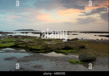 Photo de paysage de la côte à Kildonan sur l'île d'Arran au coucher du soleil avec Pladda island et phare en arrière-plan Banque D'Images
