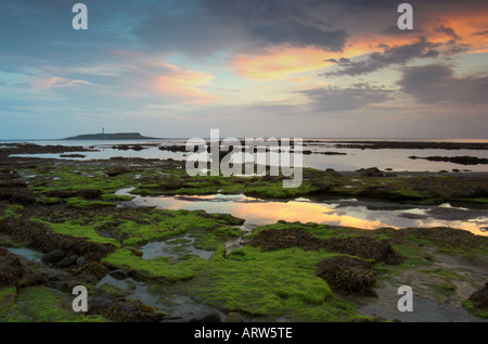 Photo de paysage de la côte à Kildonan sur l'île d'Arran au coucher du soleil avec Pladda island et phare en arrière-plan Banque D'Images
