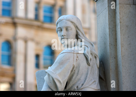 Détail de la statue de la reine Anne à l'extérieur de l'avant de la Cathédrale St Paul à Londres. Banque D'Images