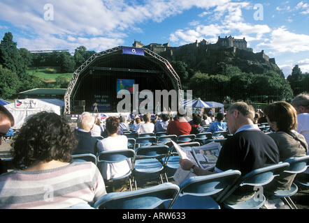 Ross Band stand dans les jardins de Princes Street pendant le Festival d'Edimbourg en Écosse avec le Château d'Édimbourg en arrière-plan Banque D'Images