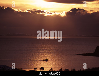 UK Ecosse Argyll Strathclyde Isle of Mull winter sun Loch Na keal et bateau de pêche Banque D'Images