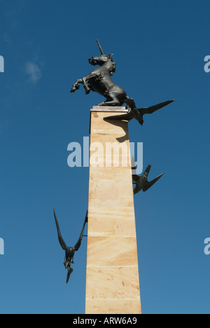 Au sommet d'Unicorn Bronze Mercat Cross square Inverness Ecosse Falcon Banque D'Images