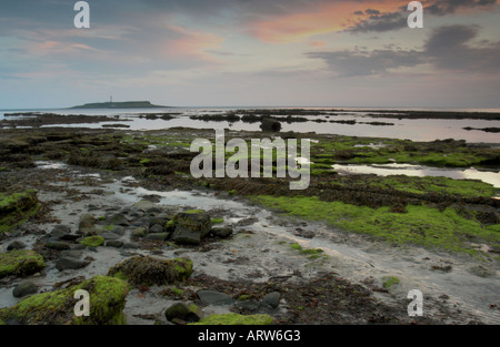Photo de paysage de la côte à Kildonan sur l'île d'Arran au coucher du soleil avec Pladda island et phare en arrière-plan Banque D'Images