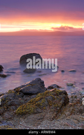 Paysage vertical photo de coucher de soleil sur Kintyre et Sandcastles son d'Drumadoon point sur l'île d'Arran en Écosse Banque D'Images