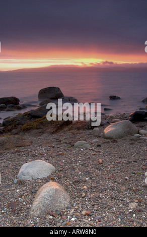 Paysage vertical photo de coucher de soleil sur Kintyre et Sandcastles son d'Drumadoon point sur l'île d'Arran en Écosse Banque D'Images