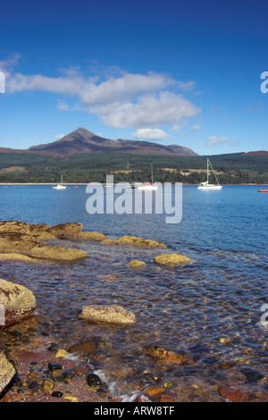 Photo de paysage vertical dans la baie de Brodick Isle of Arran avec Goatfell mountain en arrière-plan et les petits bateaux sur l'eau Banque D'Images