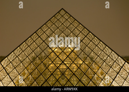Aile Sully du Louvre vue à travers la pyramide de nuit Banque D'Images
