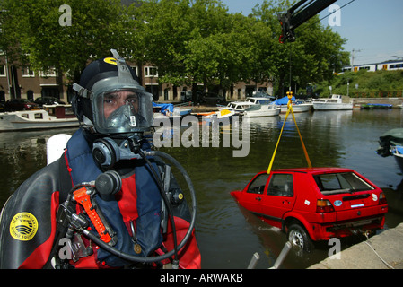 Les services d'urgence voiture de levage du canal Banque D'Images