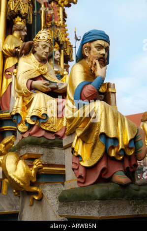 Gros plan du quartier gothique des statues de la fontaine ( Schroner Bruner la belle fontaine ), Nuremberg, Allemagne Banque D'Images