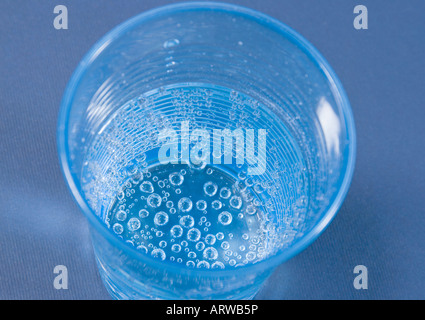 L'eau pétillante sur tasse en plastique Banque D'Images