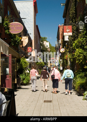 Les touristes à marcher le long de la rue du Petit Champlain historique dans la partie basse de la ville de Québec, Canada Banque D'Images