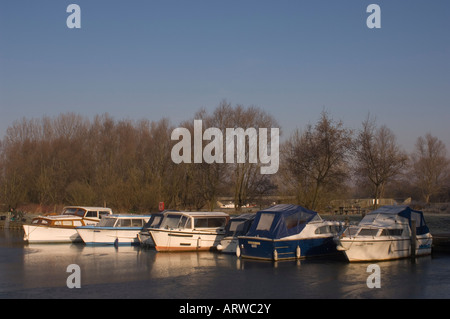 Bateaux sur la rivière Waveney à Beccles en hiver au Royaume-Uni Banque D'Images