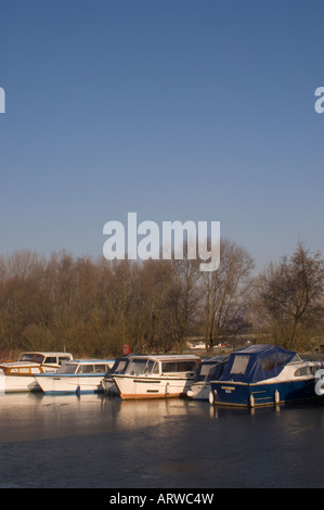 Bateaux sur la rivière Waveney à Beccles en hiver au Royaume-Uni Banque D'Images