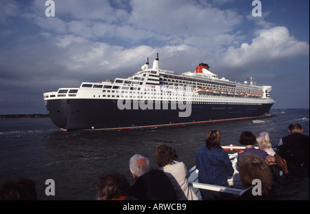 Queen Mary 2 arrivant à Southampton Banque D'Images