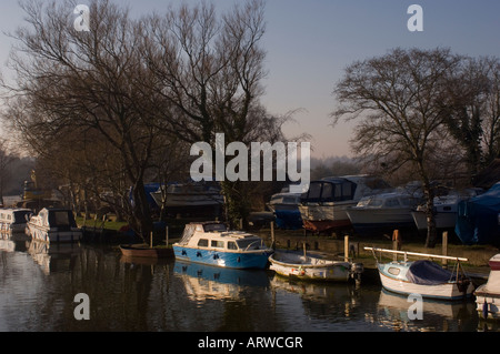 Bateaux sur la rivière Waveney à Beccles en hiver au Royaume-Uni Banque D'Images