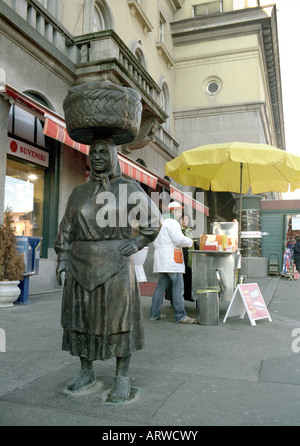 Statue de femme vendeur marché dans la rue de Zagreb Croatie Banque D'Images