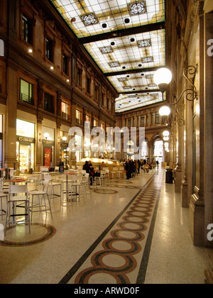 La Galleria Alberto Sordi luxury shopping mall dans le centre-ville de Rome Lazio Italie Banque D'Images