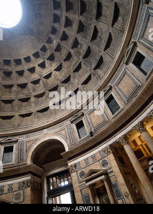 Tourné de l'intérieur du temple construit romains les mieux préservés du Panthéon de Rome Italie Il s'est gigantesque dome 43m de diamètre Banque D'Images