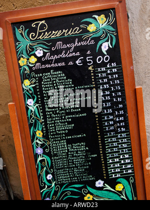 Tableau noir à la main menu Se connecter à l'extérieur d'un restaurant Pizza pizzeria à Rome Italie nouvelle image avec des prix en euros Banque D'Images