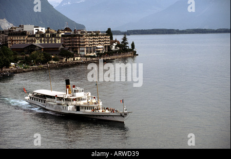 Bateau à vapeur suisse Montreux pier Rhône laissant sur son chemin à Genève sur le lac Léman Banque D'Images