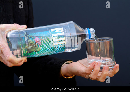 Les Fidji l'eau en bouteille est versé dans un verre d'eau naturelle de produits coûteux le Pacifique Îles Fidji Banque D'Images