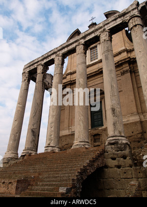 Le temple d'Antonius et Faustine sur le Forum Romanum, à Rome, Italie Banque D'Images