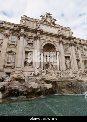 La célèbre fontaine de Trevi dans le coeur de Rome Lazio Italie a été conçu par Nicola Salvi et achevée en 1762 Banque D'Images
